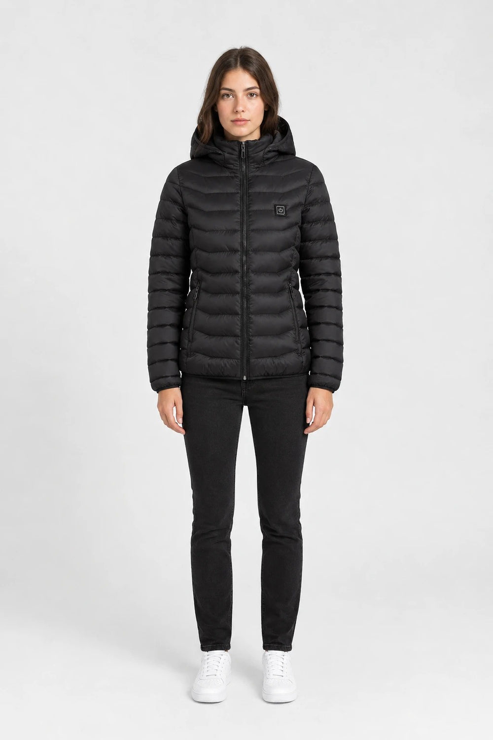 Mujer llevando puesta la chaqueta calefactable Ramvico en negro, vista frontal de cuerpo completo
