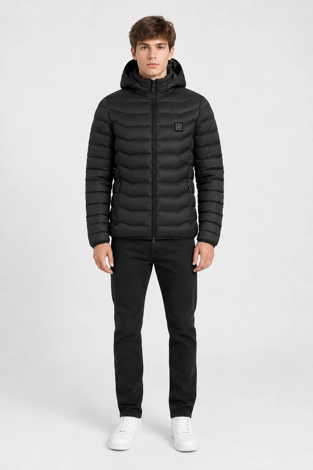 Hombre llevando puesta la chaqueta calefactable Ramvico en negro, vista frontal de cuerpo completo